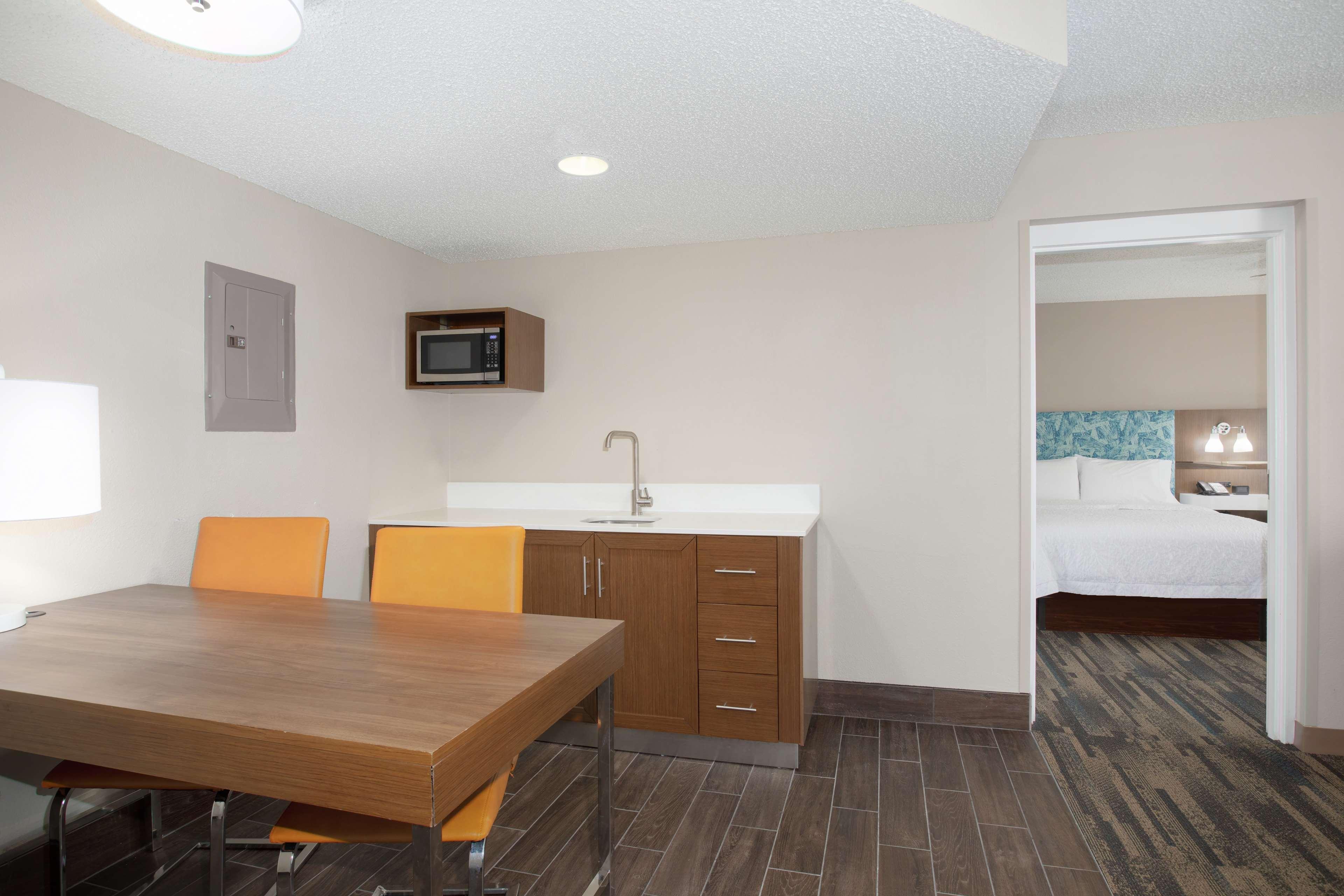 Hampton Inn & Suites Kansas City-Merriam Екстер'єр фото